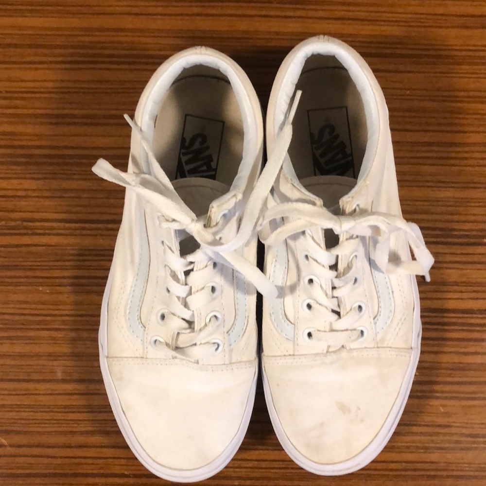 White Old Skool VANS Men’s 6/Womens 7.5